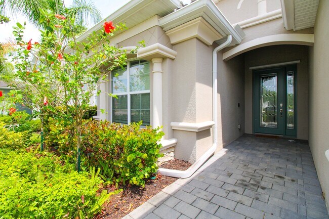 Building Photo - Spacious 4-Bedroom Pool Home in a Prime Ne...