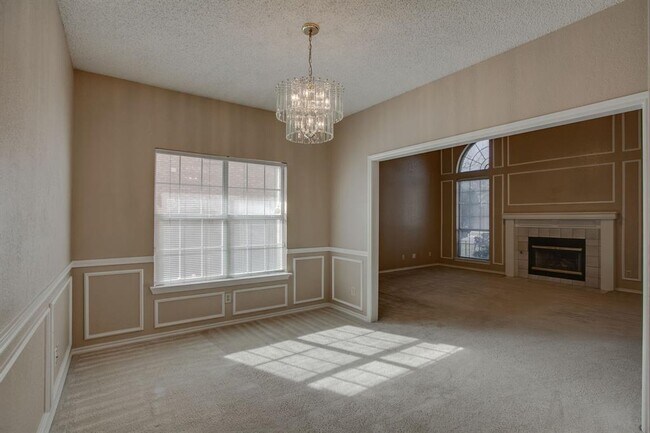 Building Photo - 348 Raintree Dr