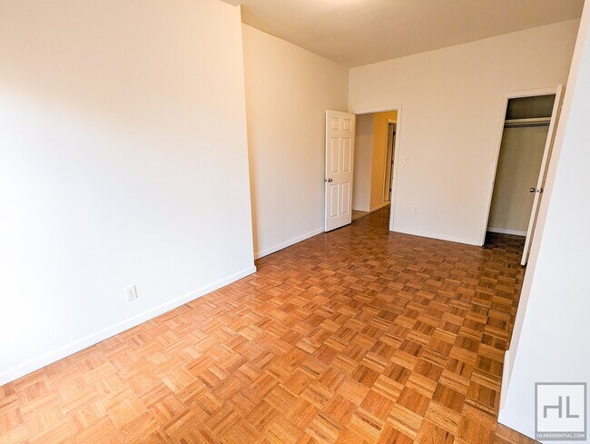 Foto del edificio - 249 12 STREET