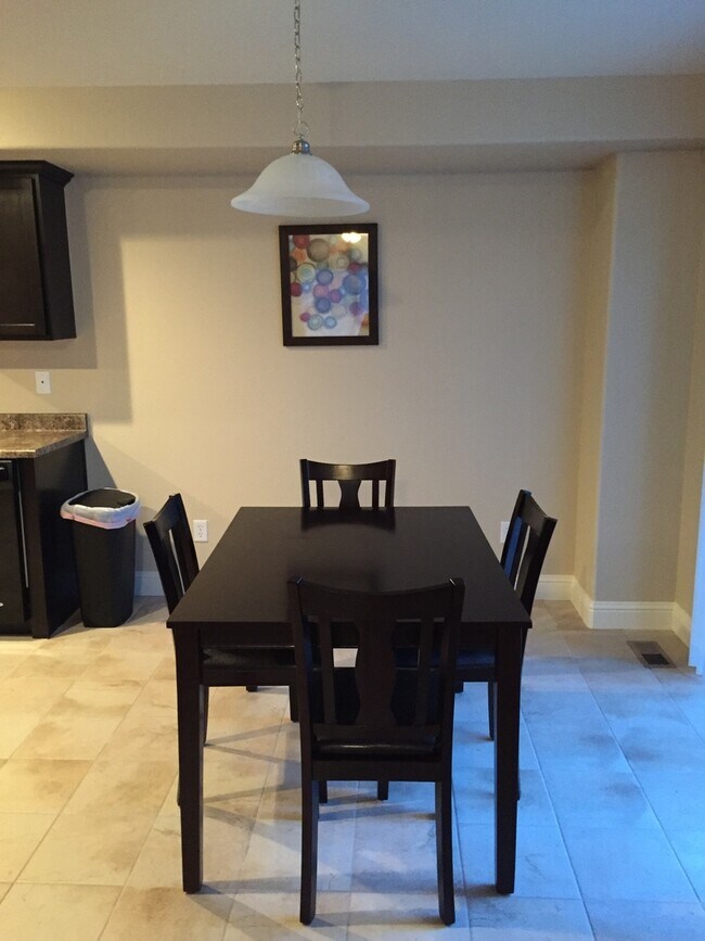 Foto del edificio - 3 BEDROOM, 2.5 BATHROOM SADDLE RIDGE TWIN HOME WITH 2 CAR ATTACHED GARAGE