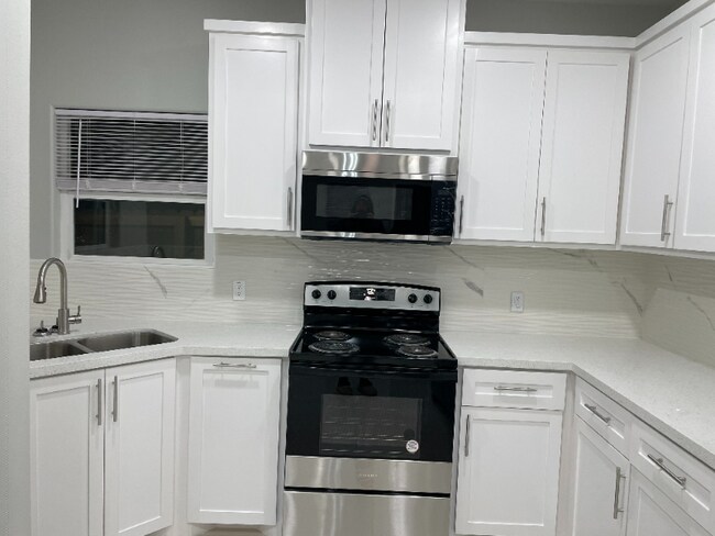 Building Photo - 2511 N Vineyard Ave