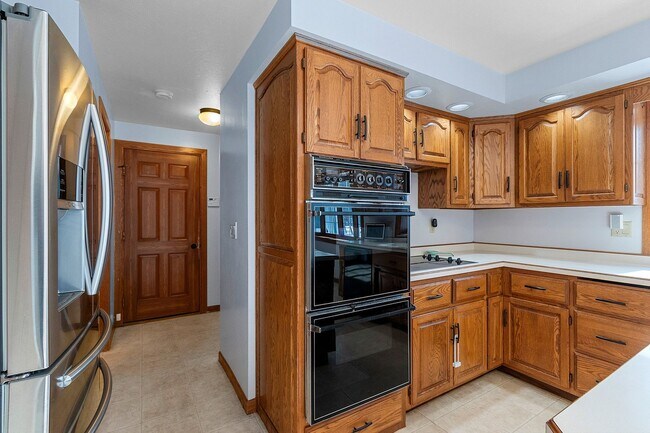 Foto del edificio - 5 BEDROOM 4.5 BATH PRIVATE BACKYARD