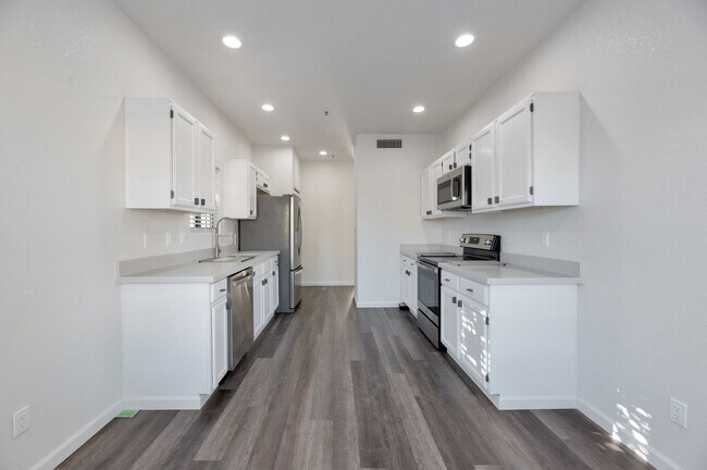 Building Photo - Beautiful rare 2 Bed 2 Bath find in Scotts...