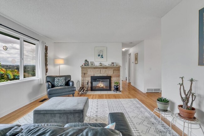 Photo - Panoramic View Living in Des Moines House