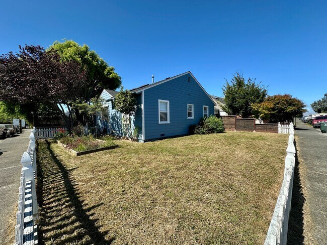 Foto del edificio - Charming Furnished 3-Bedroom Arcata Home with Bonus Loft + Fenced Yard