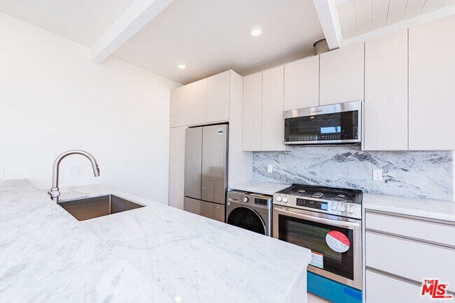 Foto del edificio - 7273 Birdview Ave