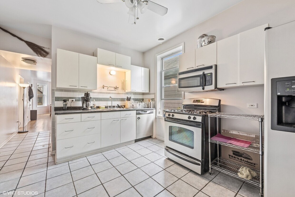 Kitchen - 4520 N Drake Ave
