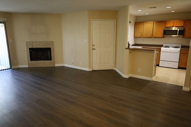 Foto del edificio - 2 Bedroom 1 Bathroom Centrally Located 1st Floor Condo in Gated Community!