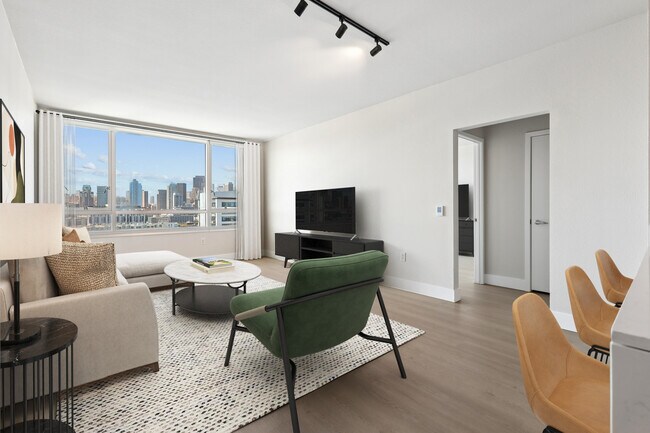 Sala de estar Signature Collection Fase I con suelo de superficie dura. - Avalon at Mission Bay