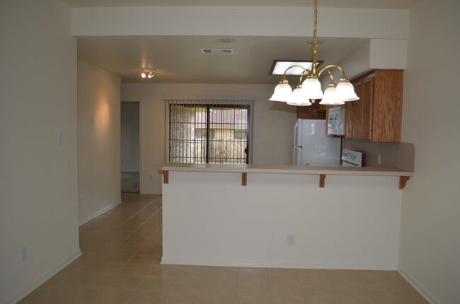 Building Photo - 913Daisy