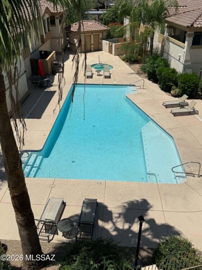 Foto del edificio - 2550 E River Rd