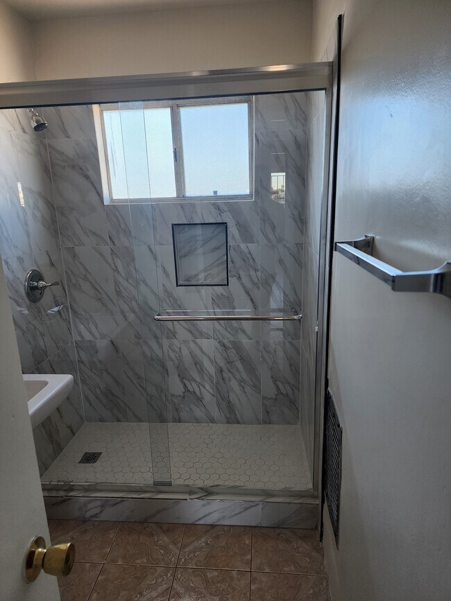 Building Photo - 335 W 88th St