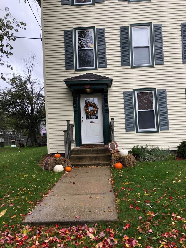 Front Entrance - 140 Broadway Ave