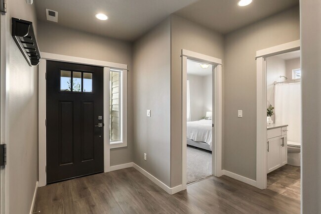Foto del edificio - Spacious 4 Bedroom Gem with Private Backya...