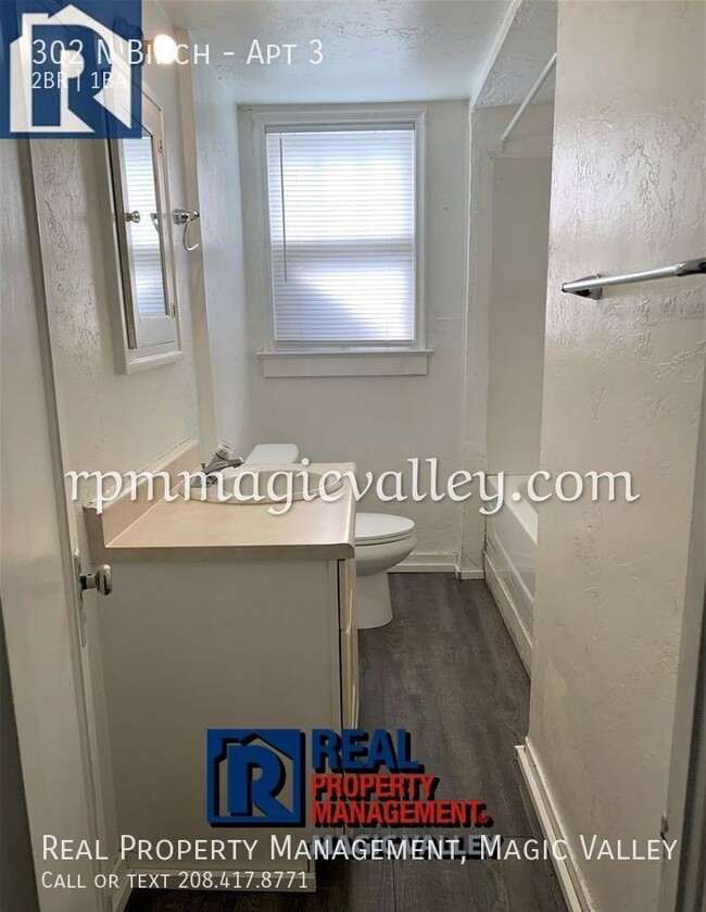 Building Photo - Updated 2 bedroom, 1 Bathroom Downstairs A...