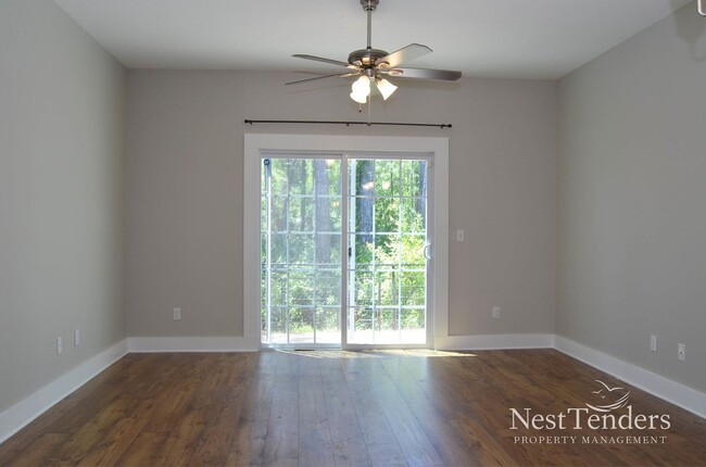 Building Photo - Live Near The Best Shopping & Dining in Jax!