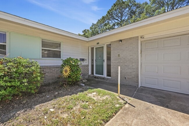 Building Photo - 338 Coral Dr SW
