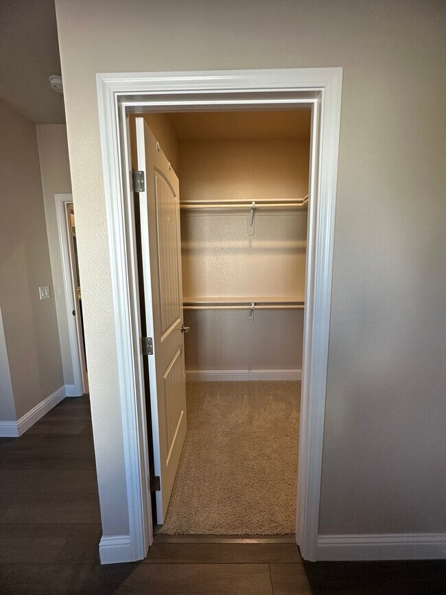 Foto del edificio - IMMACULANT 4 BEDROOM HOME 2.5 BATHROOM IN ...