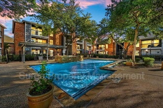 Building Photo - 18333 Roehampton Dr