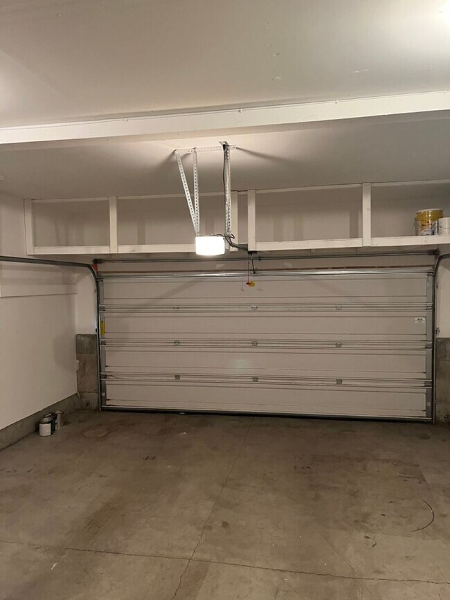 Building Photo - 3 bedroom,  2 1/2 bath townhouse
