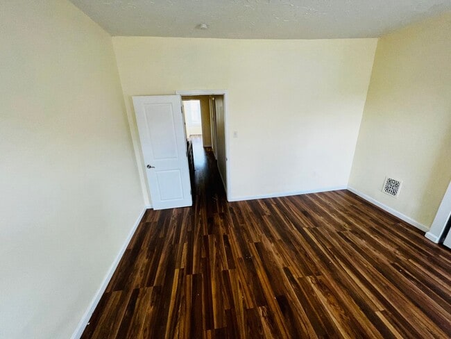 Foto del edificio - Must See Three Bedroom w/ 1.5 Baths & Wash...