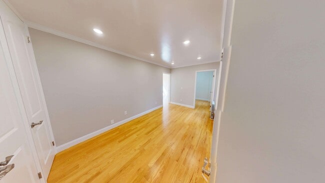Building Photo - 301 E 85th St