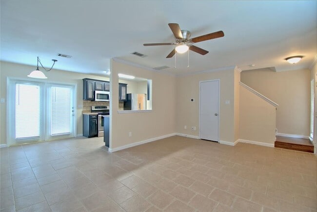 Building Photo - 1015 E Yager Ln
