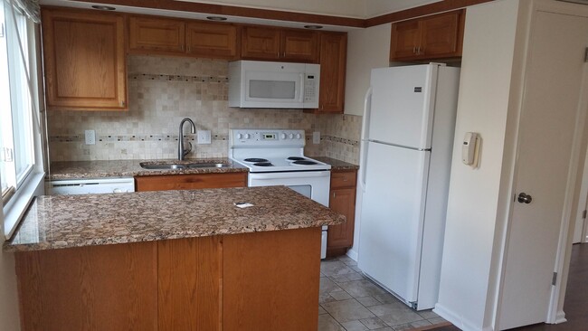 Kitchen - 5826 Spotswood Dr