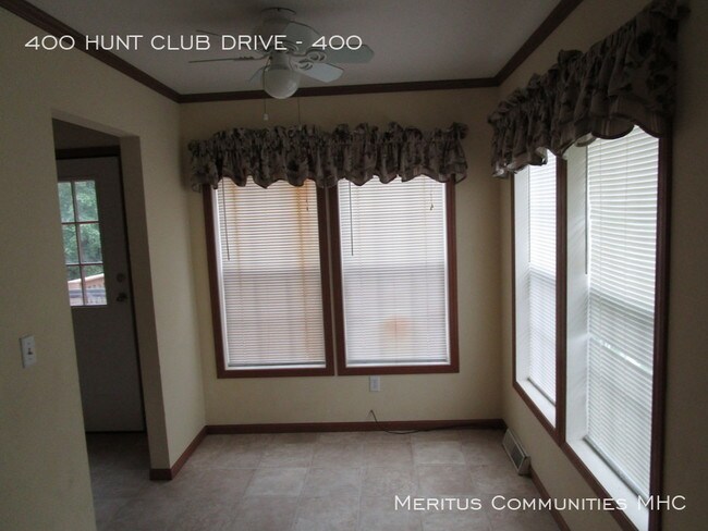 Building Photo - 400 Hunt Club Dr