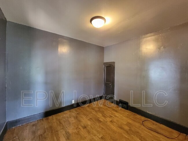 Building Photo - 206 Clay St