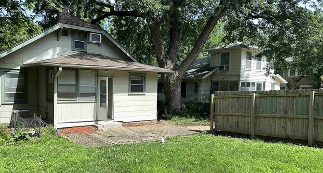 Building Photo - Don't Miss Out on this beautiful bungalow!