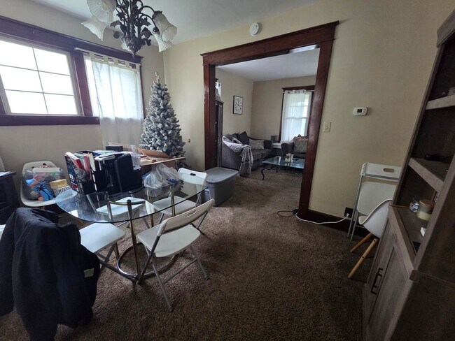 Foto del edificio - 3 Bedroom 1-bathroom single family 2 story house