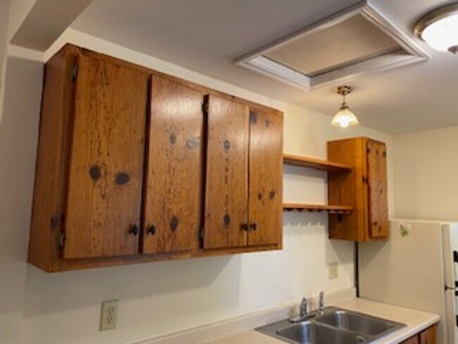 Building Photo - 2 Bed, 1 Bath Apartment!