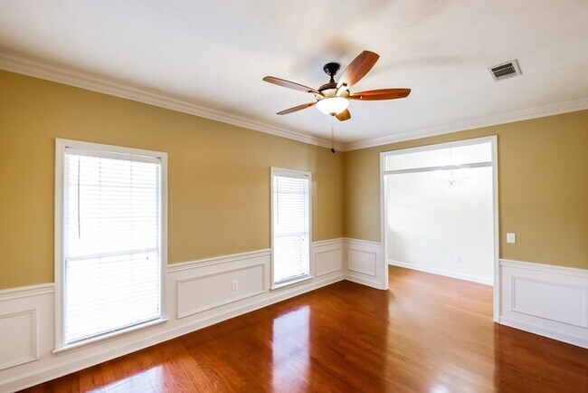 Foto del edificio - Exquisite 4-Bedroom in Brandon