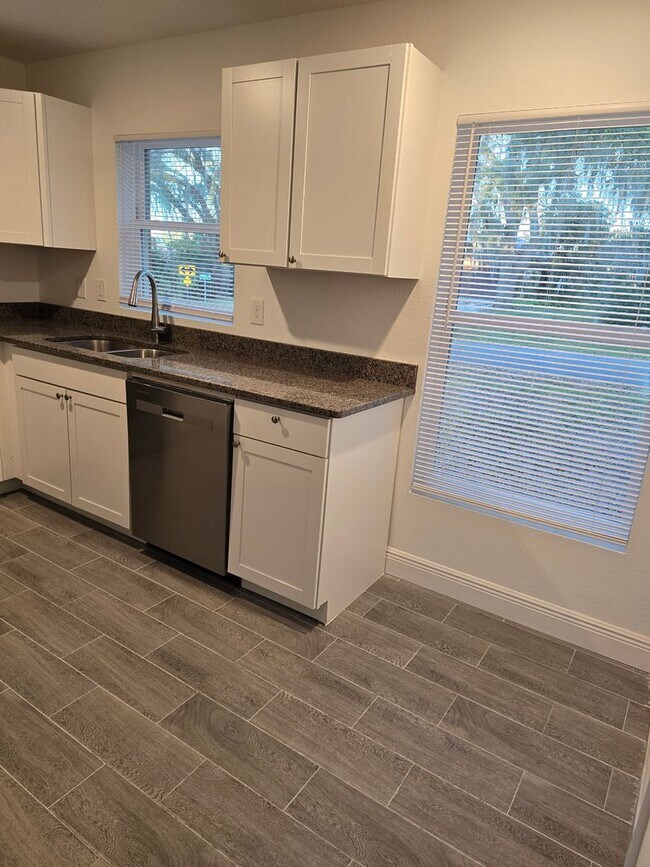 Building Photo - Gorgeous Brand-New 3/2 Townhome in Lakesid...