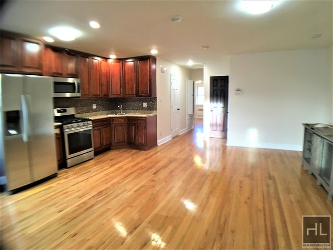 Building Photo - 647 E 85th St