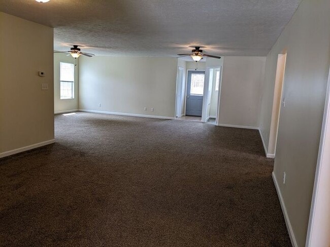 Building Photo - 4 Bedroom Home on East Side-Pets Welcome