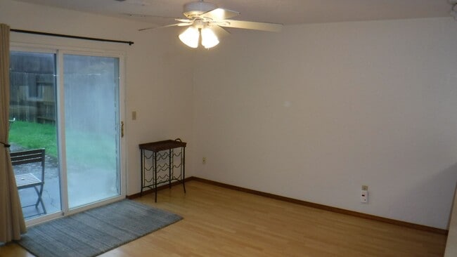 Building Photo - 570 Velopa Ct