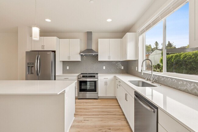 Foto del edificio - 4 Bedroom 3 Bath Stunning Brand New Town H...