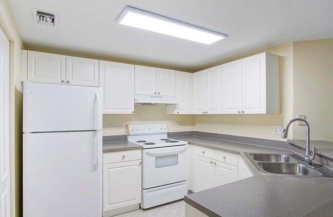 Building Photo - 5060 Fairways Cir
