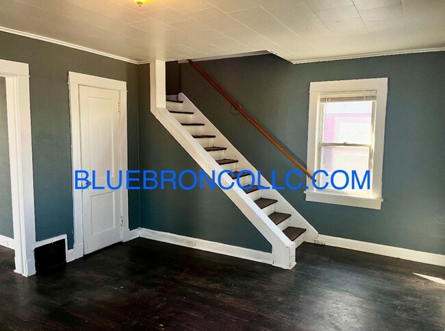 Building Photo - NEWly renovated Cute 2 bedroom 1 bathroom ...