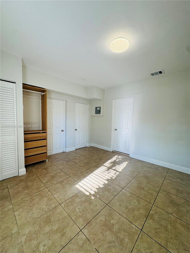 Foto del edificio - 2816 Pine Tree Dr