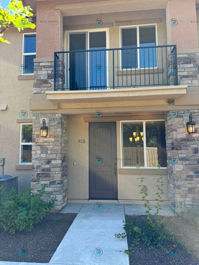 Building Photo - Luxury and Convenience Fully Equipped 3-Bedroom 2.5 Bathroom 2 Car Garage Townhome in Carson City