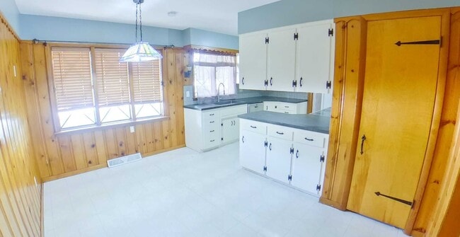 Building Photo - 2-Car Garage + Raised Deck + 2 Kitchens + Washer Dryer Included + Pet Friendly! Available August ...