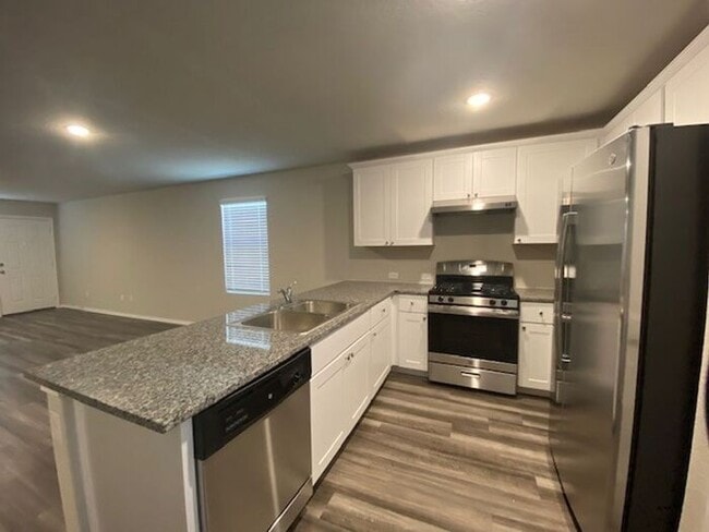 Building Photo - BRAND NEW 3 BEDROOM - CADLEY