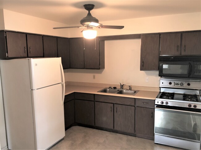 Eat-in Kitchen - 406 Palomino Ln