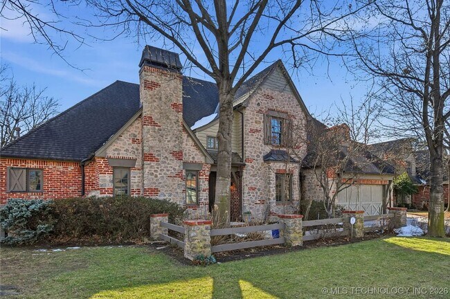 Foto del edificio - Exquisite custom home with high end finishes located in the gated community of Maple Ridge Village