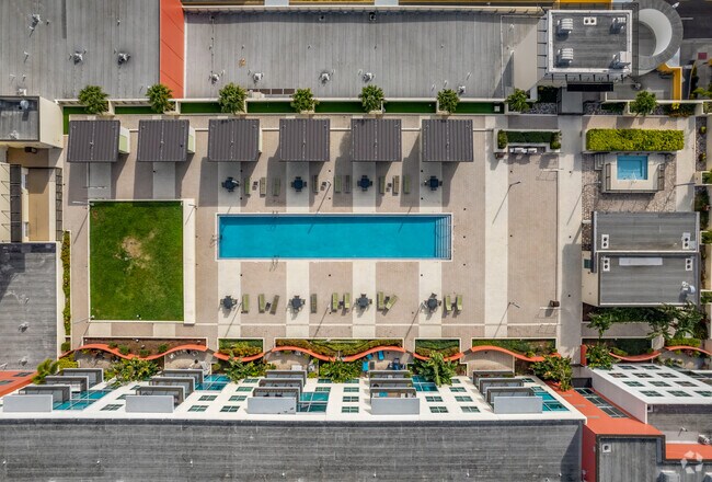 Piscina - Grand Central at Kennedy West