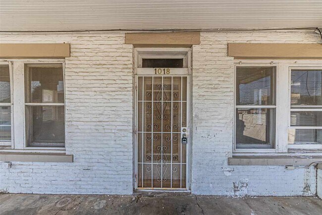 Foto del edificio - 1018 Davis Ave