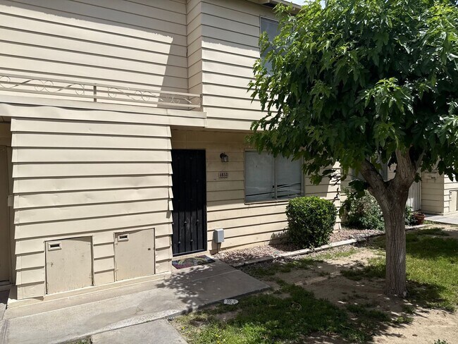 Foto del edificio - Two-Story Townhouse with Detached Garage